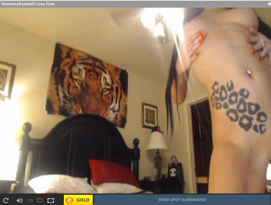 Live cam models are doing unique things to make guys remember their shows. 